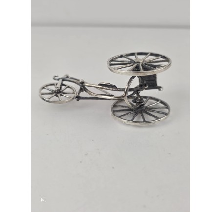 Zilveren miniatuur Historische driewieler fiets