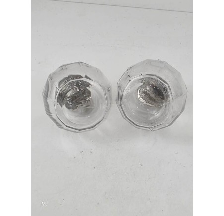 Glazen peper en zout stel met zilveren dop