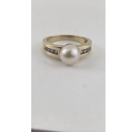 Gouden damesring met parel en zirkonia