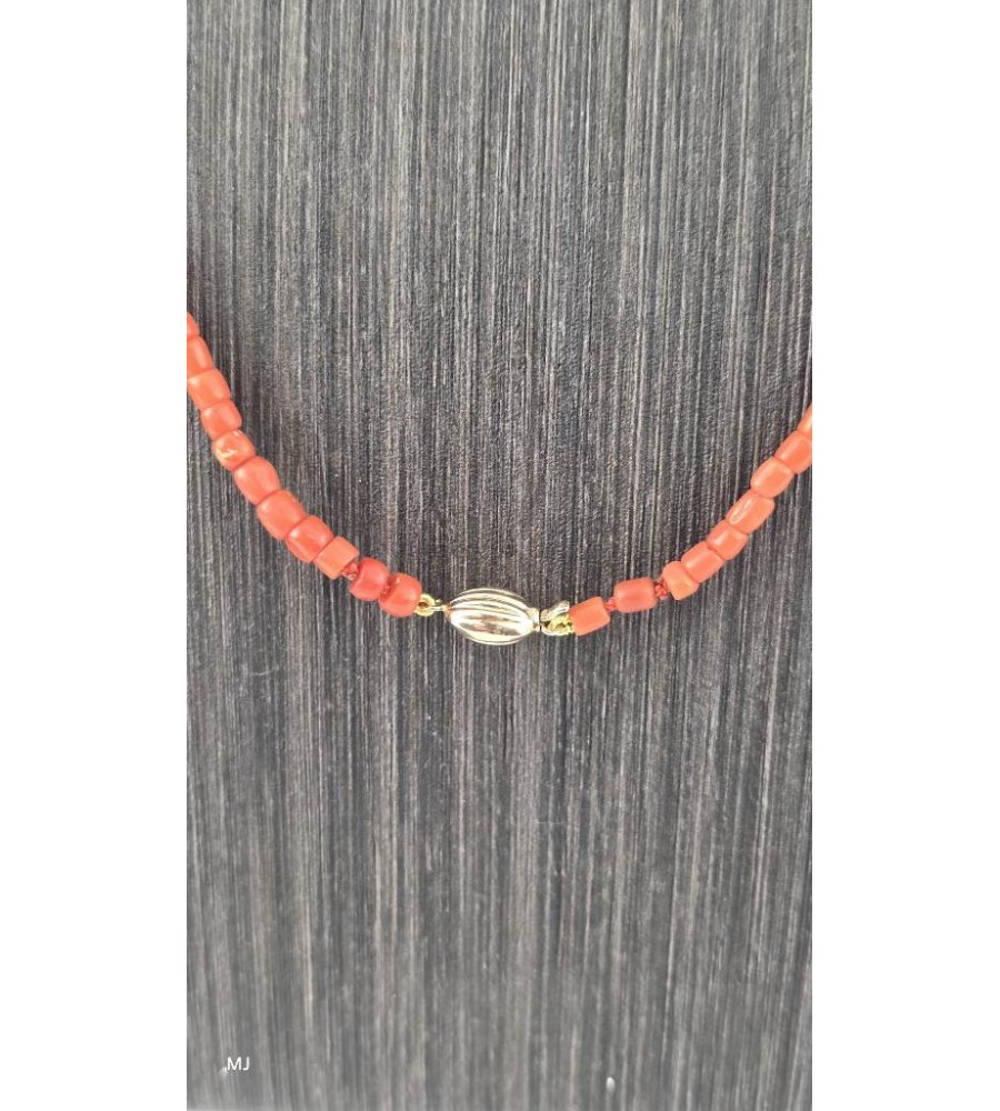 Bloedkoralen collier met gouden slot
